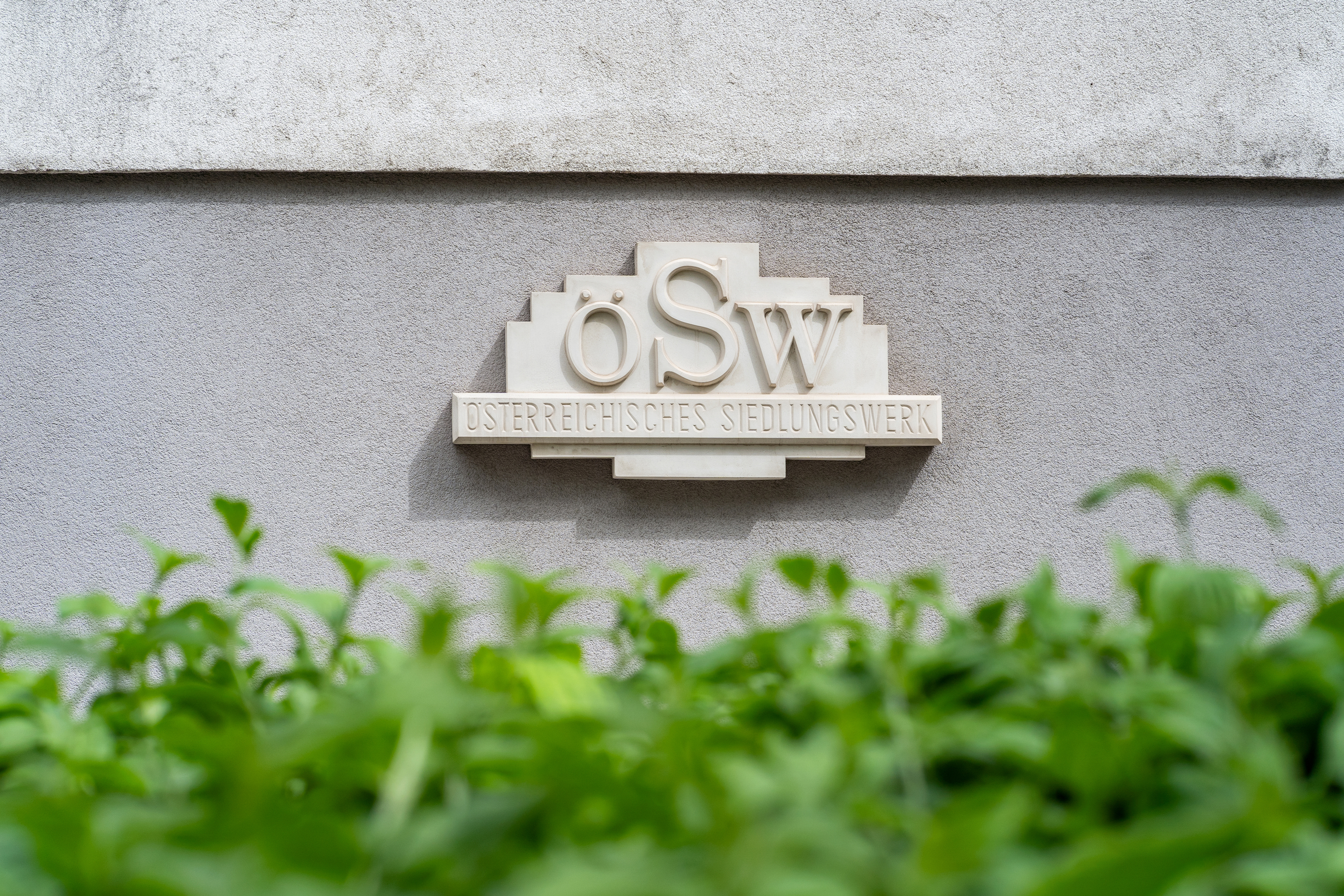 Ansicht der Logoplakette der ÖSW AG