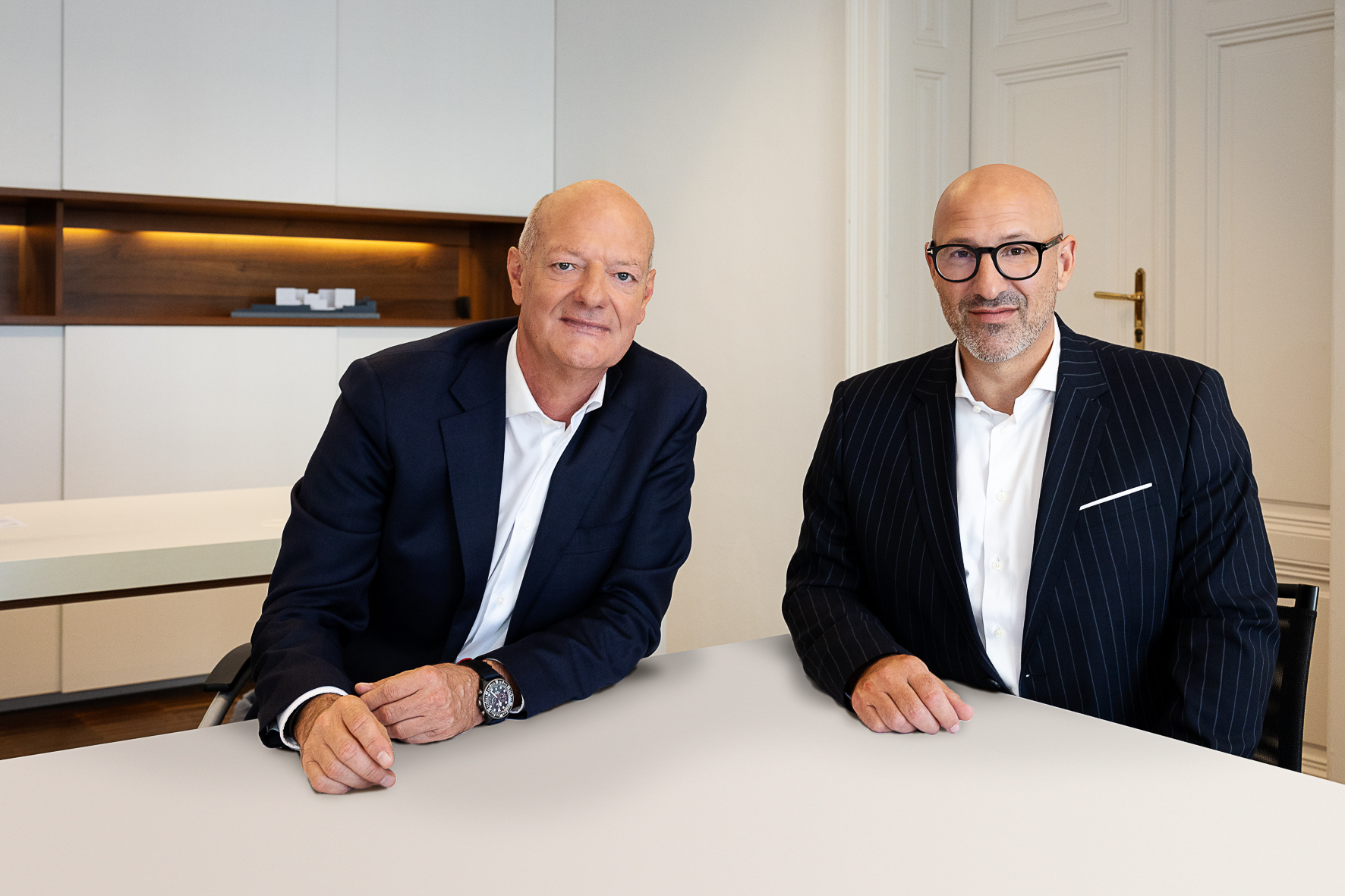 Generaldirektor Wolfgang Wahlmüller und stellvertretender Generaldirektor Markus Fichta blicken in die Kamera