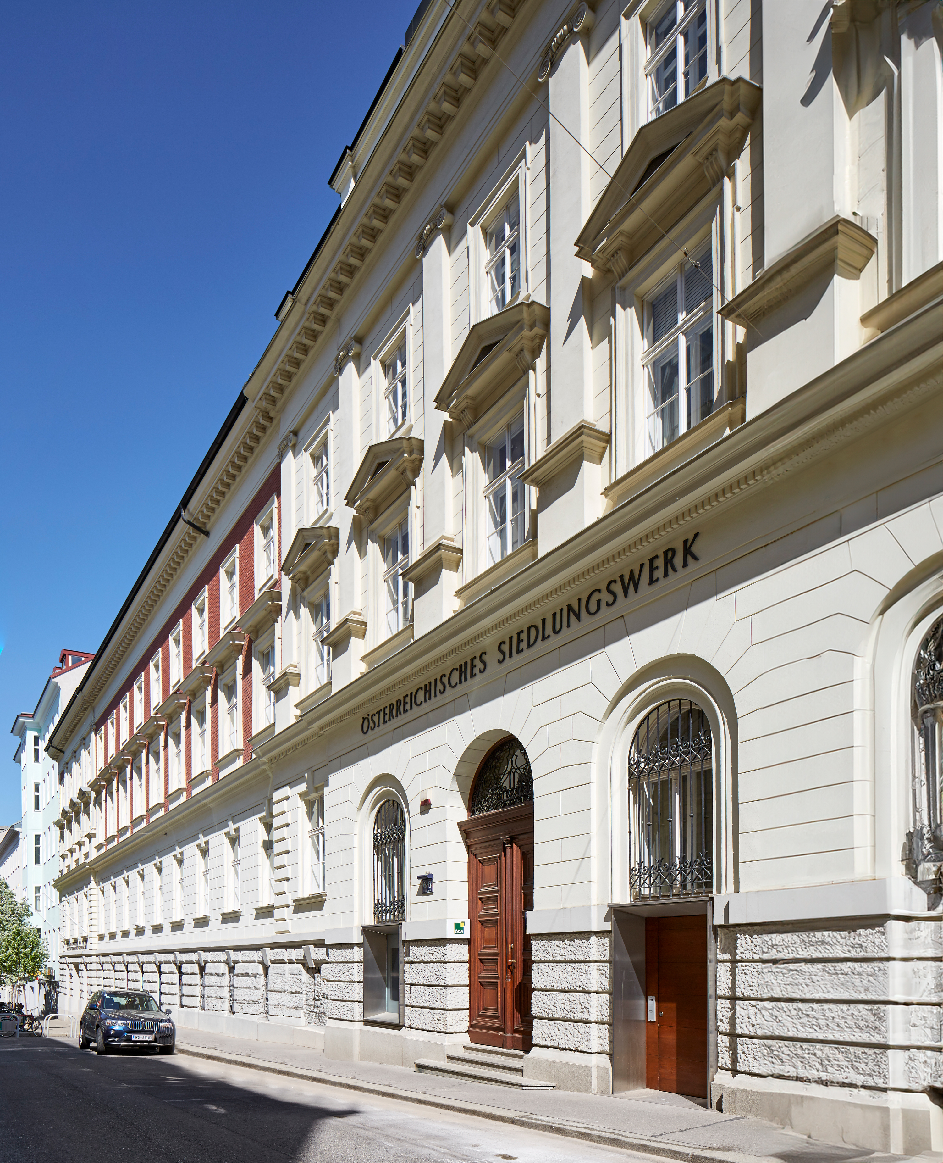 Straßenansicht der ÖSW Firmenzentrale in der Feldgasse bei Sonnenschein in 1080 Wien