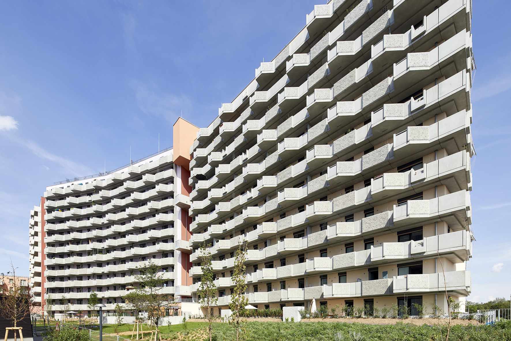 Außenansicht und Gesamtaufnahme der Biotope City bei Sonnenschein am Wienerberg in 1100 Wien