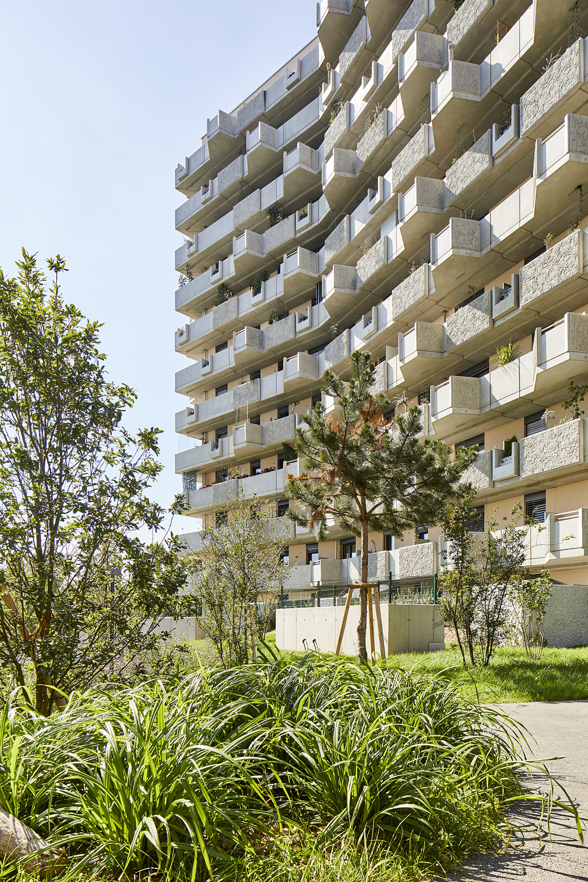 Außenansicht der Biotope City mit angrenzendem Grünraum am Wienerberg in 1100 Wien