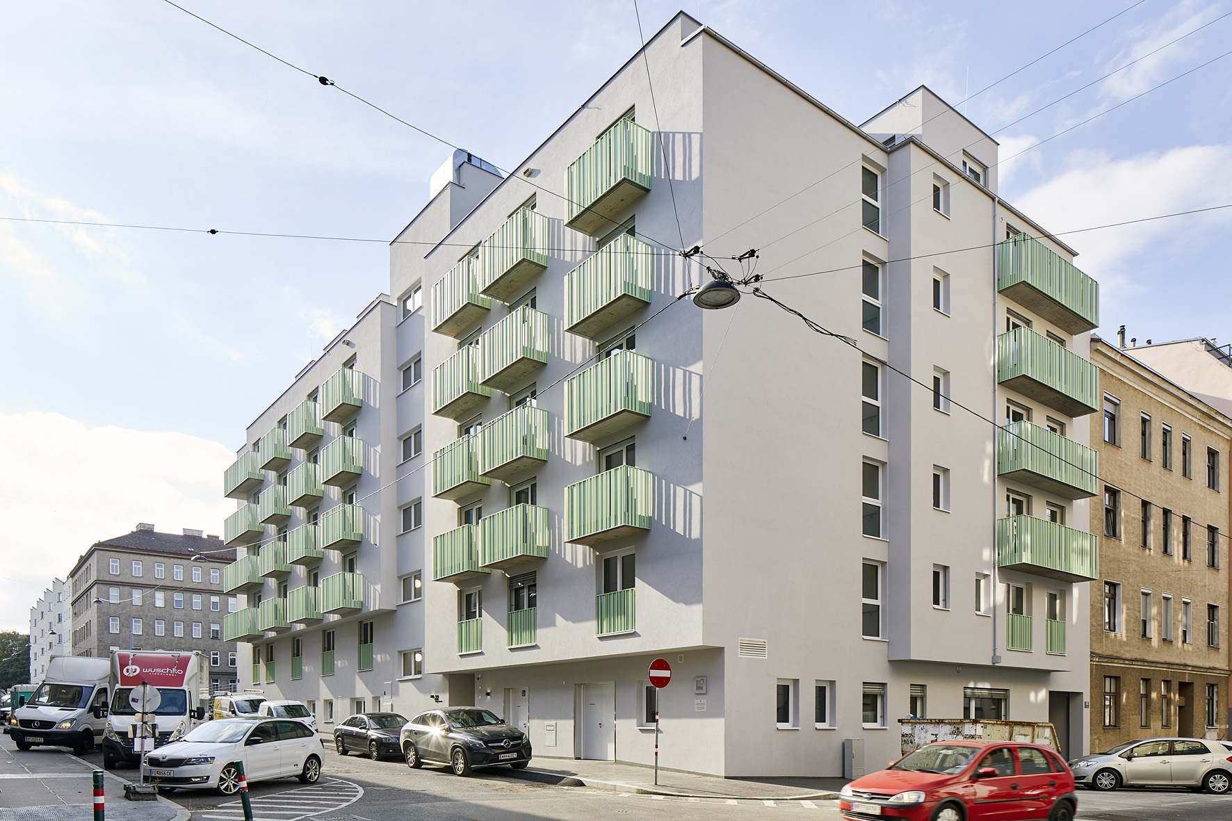 Gesamtaufnahme und Außenansicht des ÖSW Hauses in der Braunspergengasse in 1100 Wien