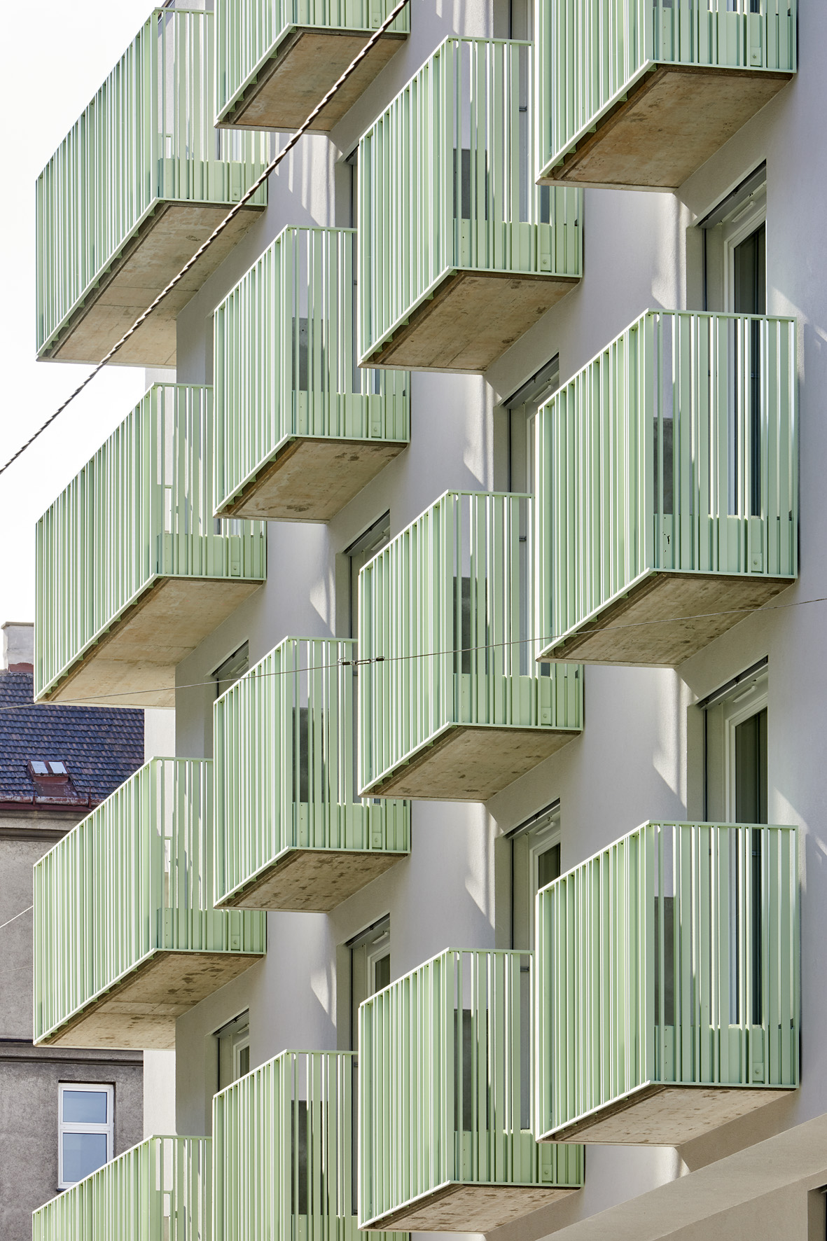 Fenster- und Balkonfront des ÖSW Hauses in der Braunspergengasse in 1100 Wien