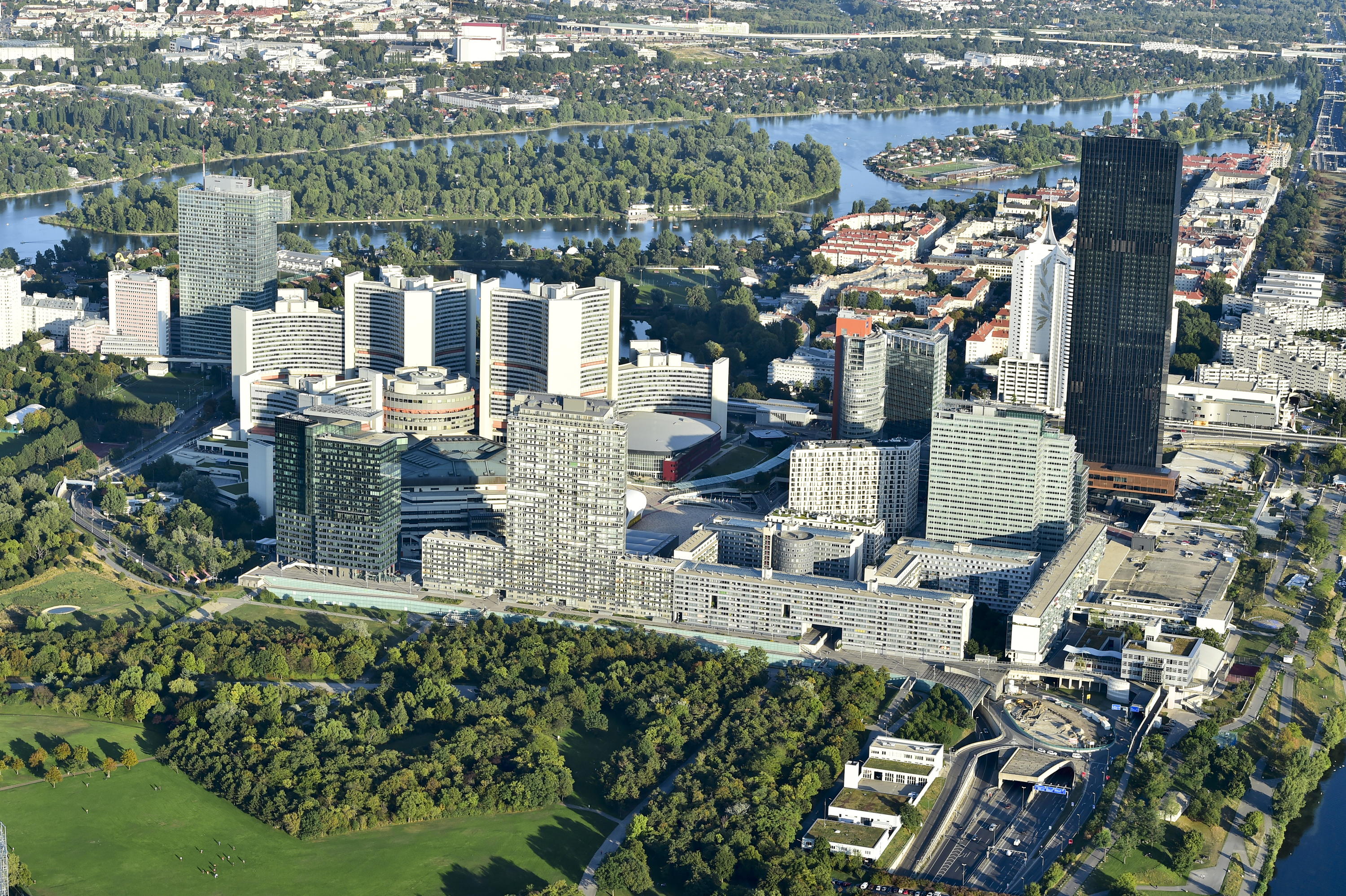 Großaufnahme des Donau City Wohnpark in 1220 Wien mit Blick auf die Umgebung