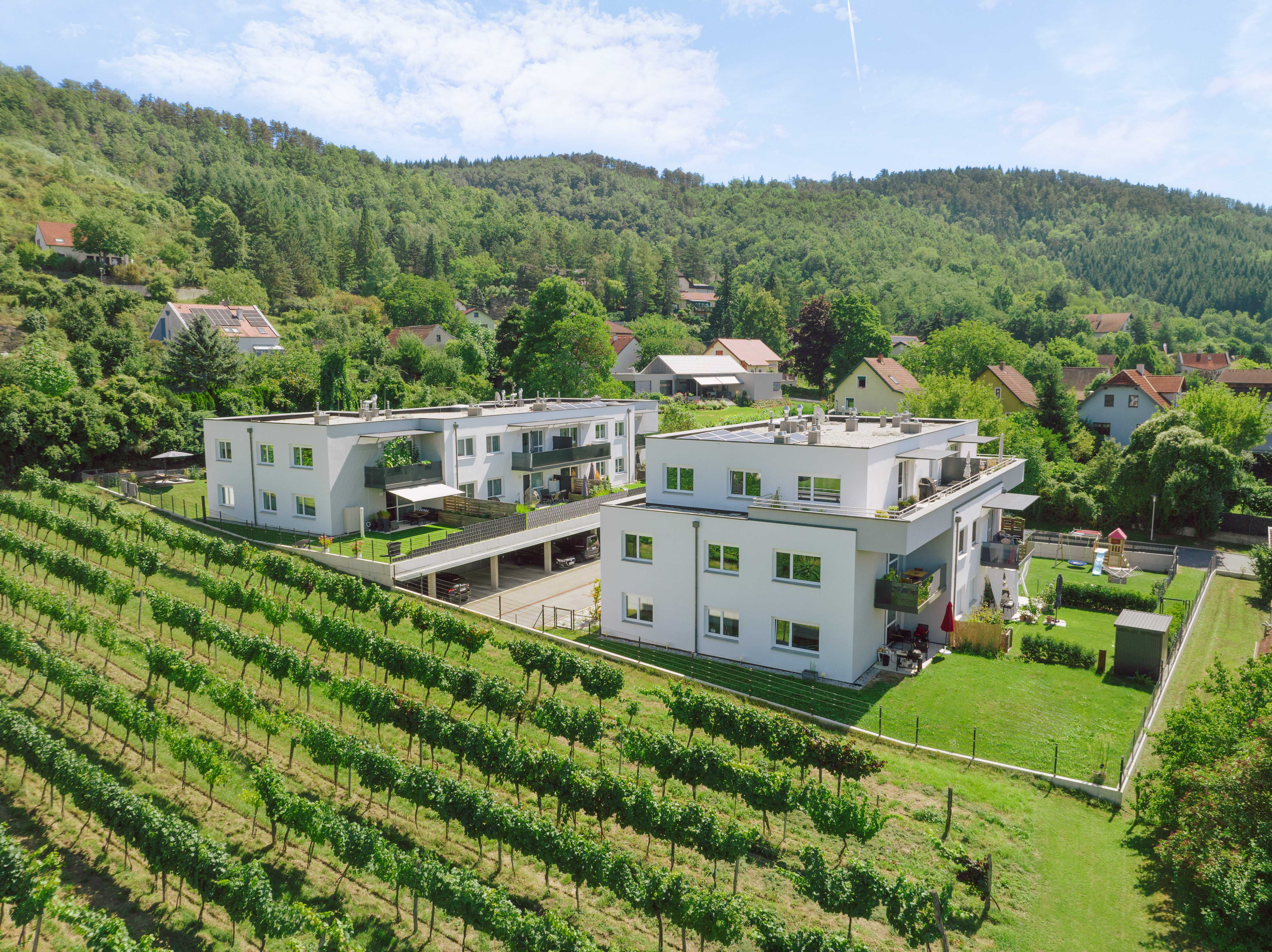 Außenaufnahme der Wohnhausanlage Schönberg am Kamp mit Blick auf die angrenzenden Weinberge