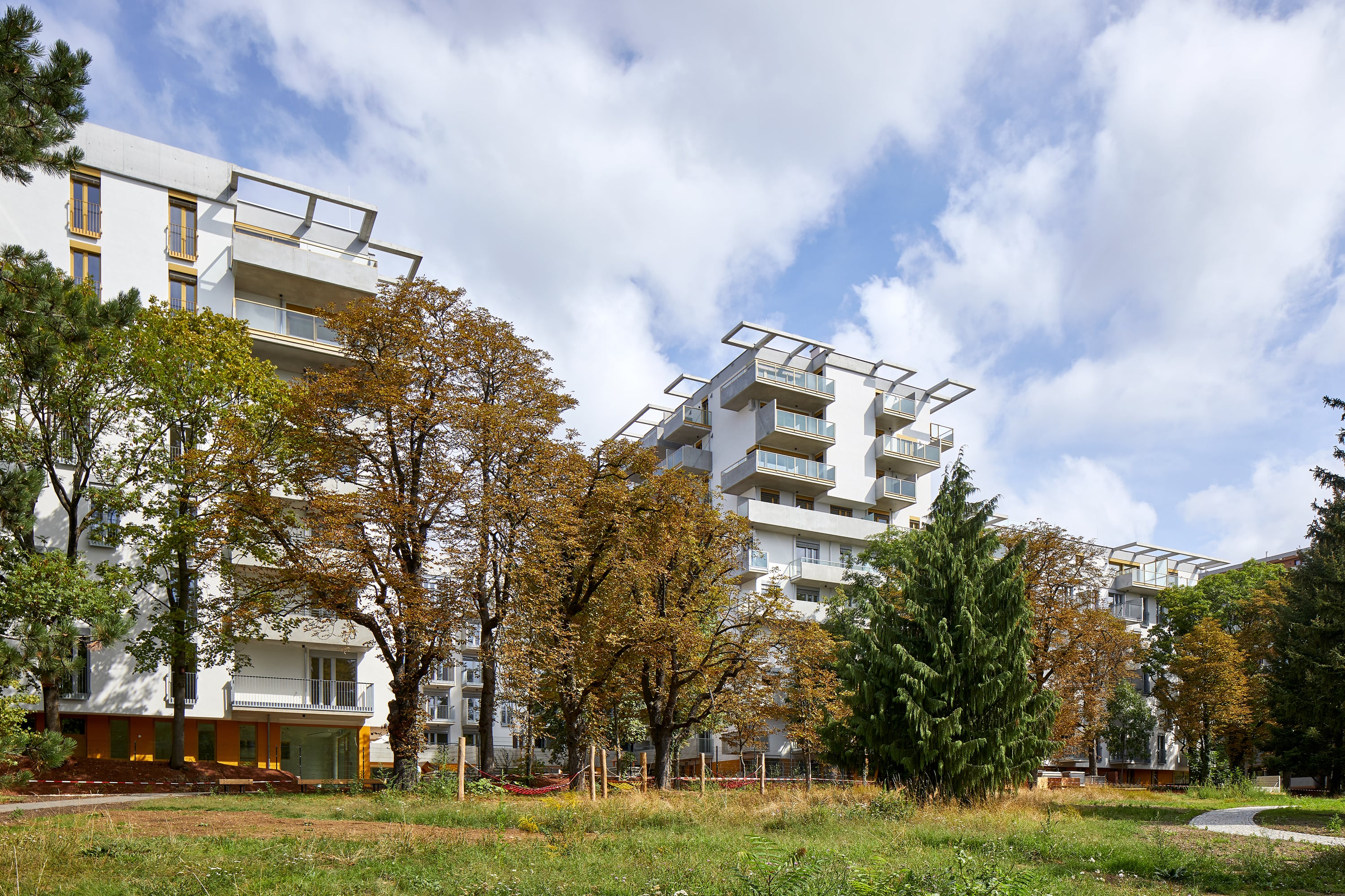 Außenansicht bei strahlendem Sonnenschein auf die Balkonfront von THEOs in 1140 Wien