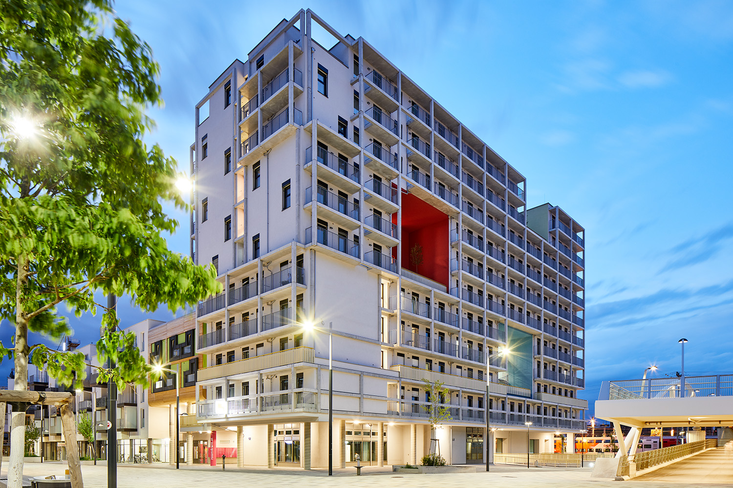 Beleuchtete Außenansicht bei Nacht, room4rent Standort Music Box in 1100 Wien nahe dem Hauptbahnhof